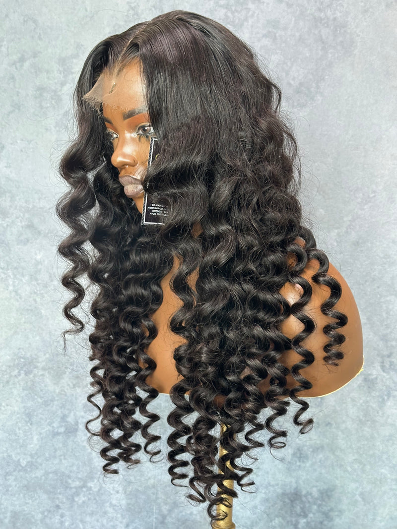 right side view of loose wave wig.