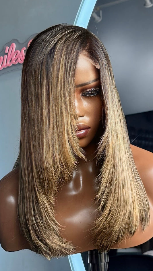 Blonde short wig with dark streaks.