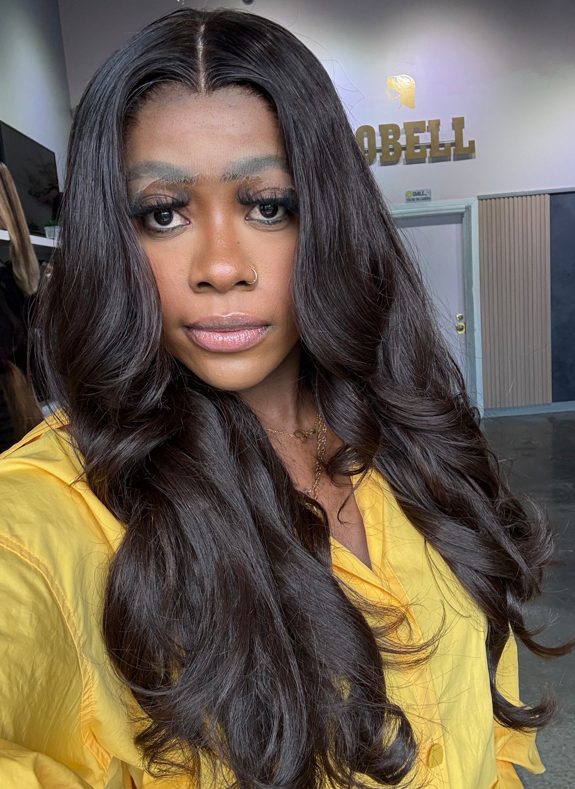 Front view of 4 bundle wig with a chocolate color highlight. 